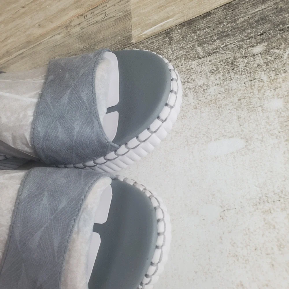 Skechers new without